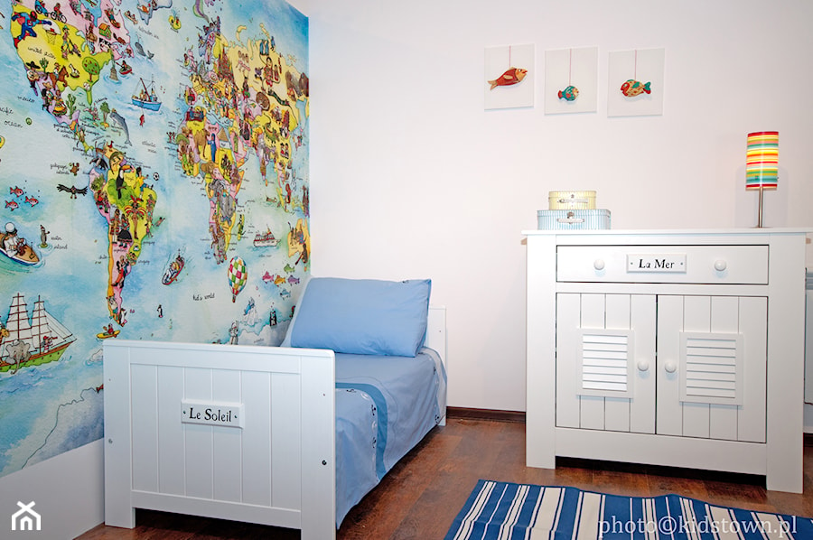 Średni biały pokój dziecka dla dziecka dla chłopca, styl skandynawski - zdjęcie od Kids Town