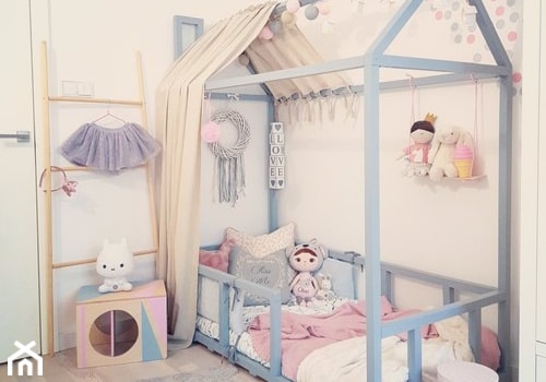 Apartament w Wilanowie - Mały biały pokój dziecka dla dziecka dla chłopca dla dziewczynki, styl skandynawski - zdjęcie od SP INTERIOR by Sylwia Palczewska