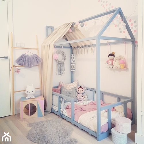 Apartament w Wilanowie - Mały biały pokój dziecka dla dziecka dla chłopca dla dziewczynki, styl skandynawski - zdjęcie od SP INTERIOR by Sylwia Palczewska