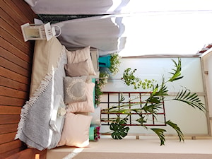 Balkon - Średni z podłogą z desek z meblami ogrodowymi z donicami na kwiaty taras z tyłu domu, styl skandynawski - zdjęcie od SP INTERIOR by Sylwia Palczewska