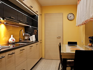 Mała kuchnia z dużymi wymaganiami - Średnia zamknięta żółta z zabudowaną lodówką z podblatowym zlewozmywakiem kuchnia jednorzędowa z kompozytem na ścianie nad blatem kuchennym - zdjęcie od Patyna Projekt