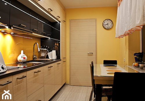 Mała kuchnia z dużymi wymaganiami - Średnia zamknięta żółta z zabudowaną lodówką z podblatowym zlewozmywakiem kuchnia jednorzędowa z kompozytem na ścianie nad blatem kuchennym - zdjęcie od Patyna Projekt