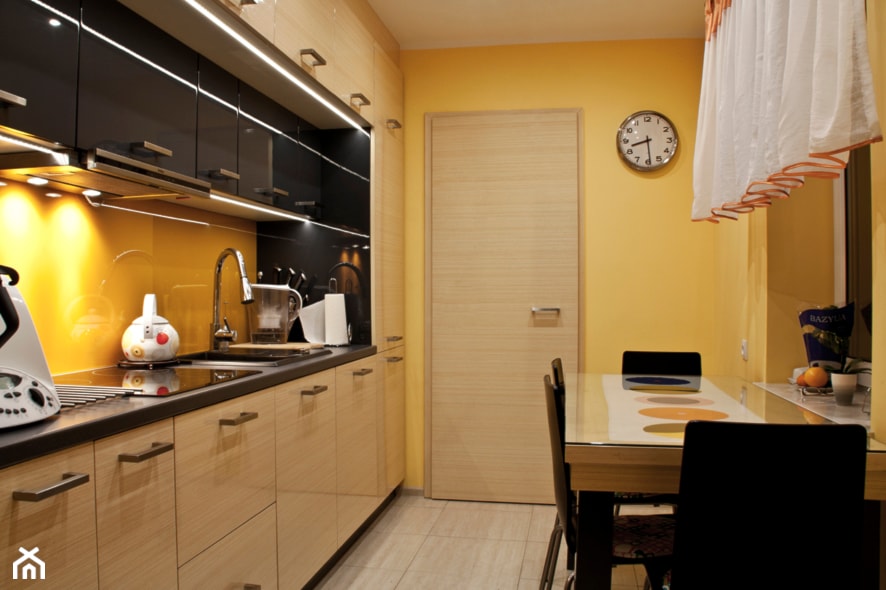 Mała kuchnia z dużymi wymaganiami - Średnia zamknięta żółta z zabudowaną lodówką z podblatowym zlewozmywakiem kuchnia jednorzędowa z kompozytem na ścianie nad blatem kuchennym - zdjęcie od Patyna Projekt - Homebook