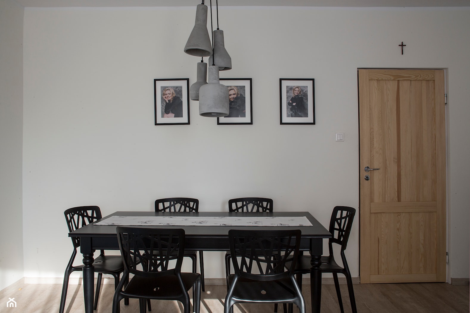 Mieszkanie w bloku - Średnia biała jadalnia w salonie, styl skandynawski - zdjęcie od Patyna Projekt - Homebook