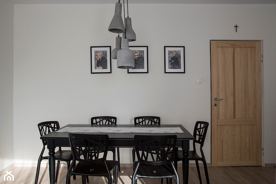 Mieszkanie w bloku - Średnia biała jadalnia w salonie, styl skandynawski - zdjęcie od Patyna Projekt