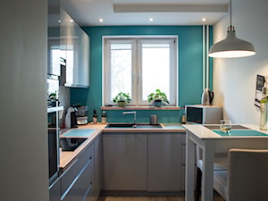 Mieszkanie w bloku - Średnia zamknięta z salonem biała niebieska z zabudowaną lodówką z lodówką wolnostojącą z nablatowym zlewozmywakiem kuchnia w kształcie litery l z oknem, styl skandynawski - zdjęcie od Patyna Projekt