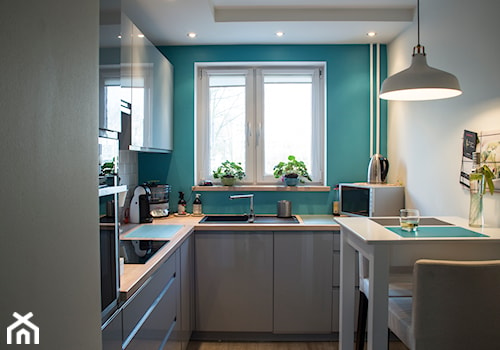 Mieszkanie w bloku - Średnia zamknięta z salonem biała niebieska z zabudowaną lodówką z lodówką wolnostojącą z nablatowym zlewozmywakiem kuchnia w kształcie litery l z oknem, styl skandynawski - zdjęcie od Patyna Projekt