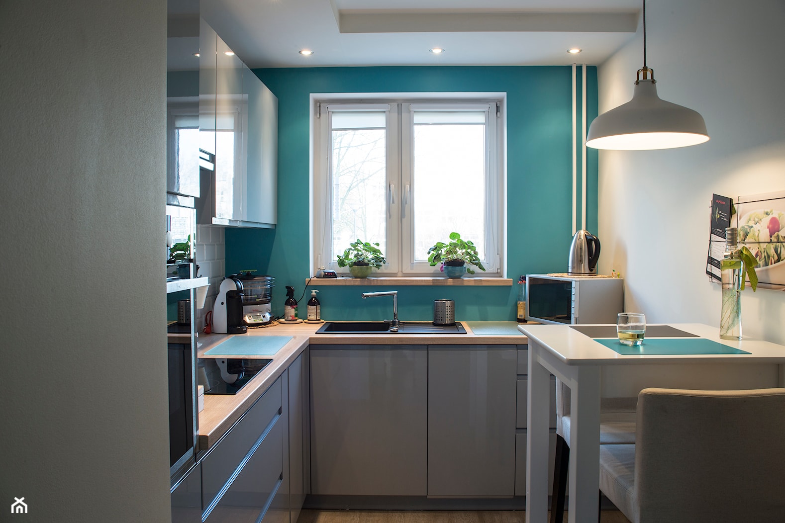 Mieszkanie w bloku - Średnia zamknięta z salonem biała niebieska z zabudowaną lodówką z lodówką wolnostojącą z nablatowym zlewozmywakiem kuchnia w kształcie litery l z oknem, styl skandynawski - zdjęcie od Patyna Projekt - Homebook