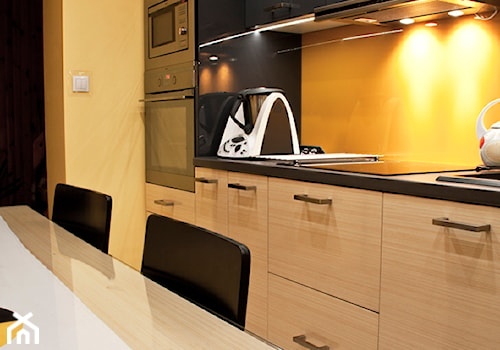 Mała kuchnia z dużymi wymaganiami - Z salonem żółta kuchnia jednorzędowa z kompozytem na ścianie nad blatem kuchennym - zdjęcie od Patyna Projekt