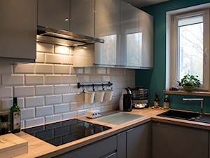 Mieszkanie w bloku - Średnia otwarta zamknięta z zabudowaną lodówką z nablatowym zlewozmywakiem kuchnia w kształcie litery l z oknem, styl skandynawski - zdjęcie od Patyna Projekt