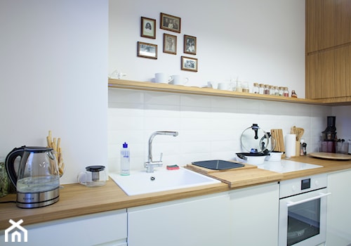 Mieszkanie na miarę - Średnia otwarta z salonem biała z zabudowaną lodówką z nablatowym zlewozmywakiem kuchnia jednorzędowa, styl skandynawski - zdjęcie od Patyna Projekt