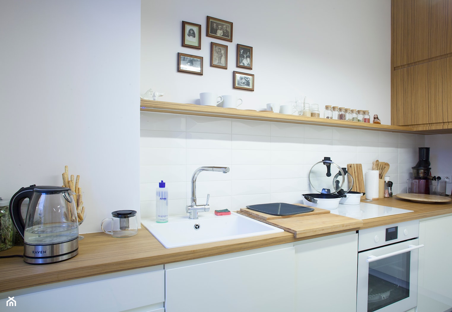 Mieszkanie na miarę - Średnia otwarta z salonem biała z zabudowaną lodówką z nablatowym zlewozmywakiem kuchnia jednorzędowa, styl skandynawski - zdjęcie od Patyna Projekt - Homebook