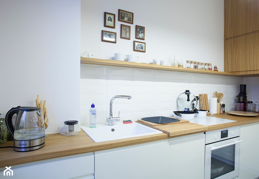 Mieszkanie na miarę - Średnia otwarta z salonem biała z zabudowaną lodówką z nablatowym zlewozmywakiem kuchnia jednorzędowa, styl skandynawski - zdjęcie od Patyna Projekt