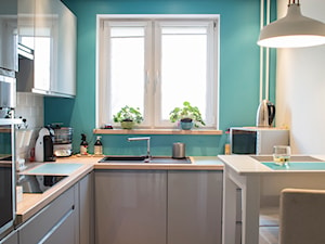Mieszkanie w bloku - Średnia otwarta biała zielona z zabudowaną lodówką z nablatowym zlewozmywakiem kuchnia w kształcie litery l z oknem, styl skandynawski - zdjęcie od Patyna Projekt
