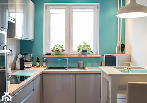 Mieszkanie w bloku - Średnia otwarta biała zielona z zabudowaną lodówką z nablatowym zlewozmywakiem kuchnia w kształcie litery l z oknem, styl skandynawski - zdjęcie od Patyna Projekt