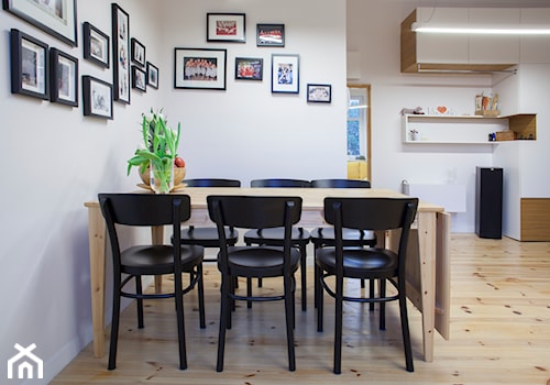Mieszkanie na miarę - Duża biała jadalnia w salonie, styl skandynawski - zdjęcie od Patyna Projekt