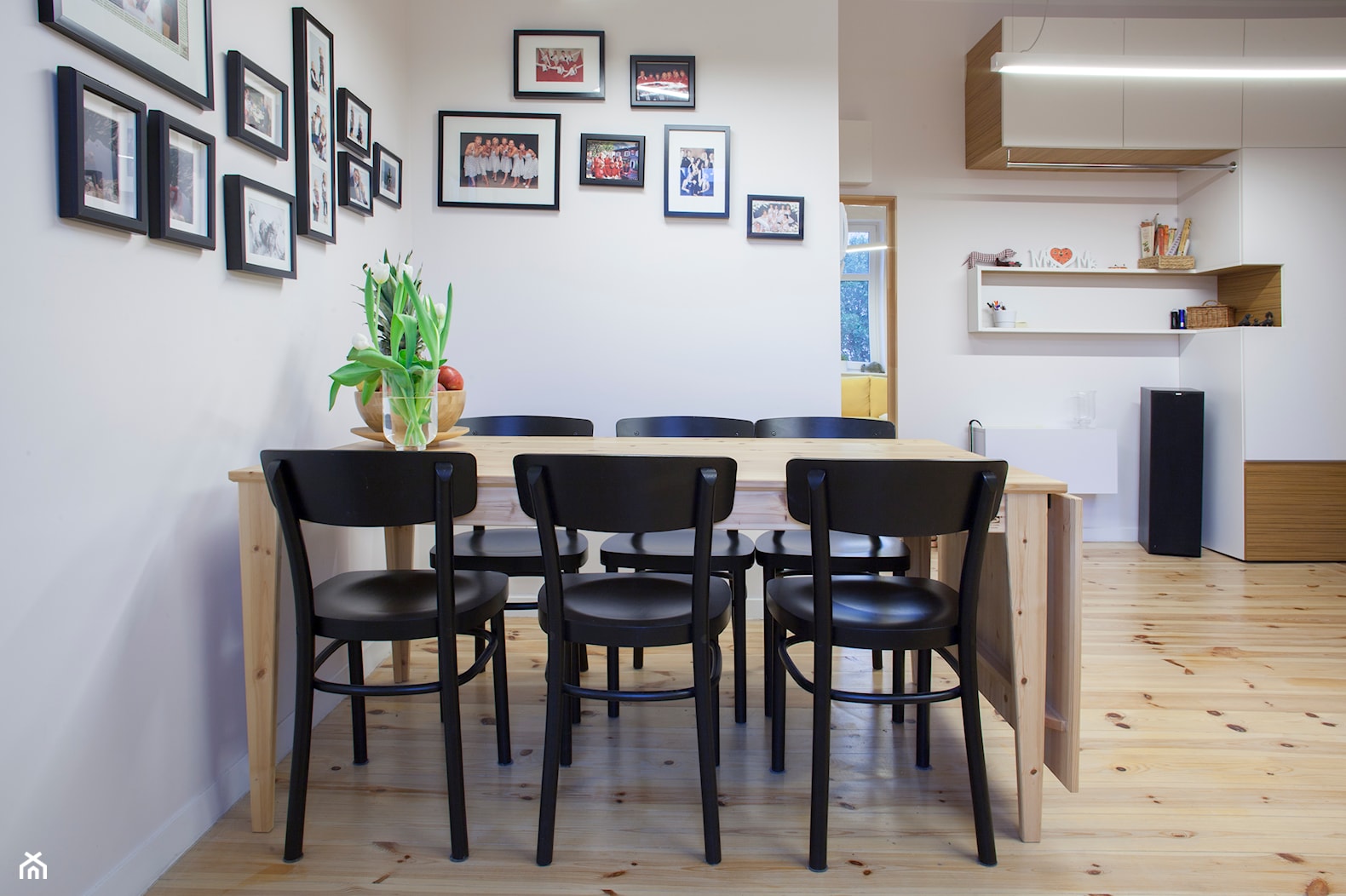 Mieszkanie na miarę - Duża biała jadalnia w salonie, styl skandynawski - zdjęcie od Patyna Projekt - Homebook