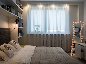 Mieszkanie w bloku - Mała szara z biurkiem sypialnia, styl skandynawski - zdjęcie od Patyna Projekt