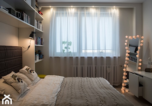 Mieszkanie w bloku - Mała szara z biurkiem sypialnia, styl skandynawski - zdjęcie od Patyna Projekt
