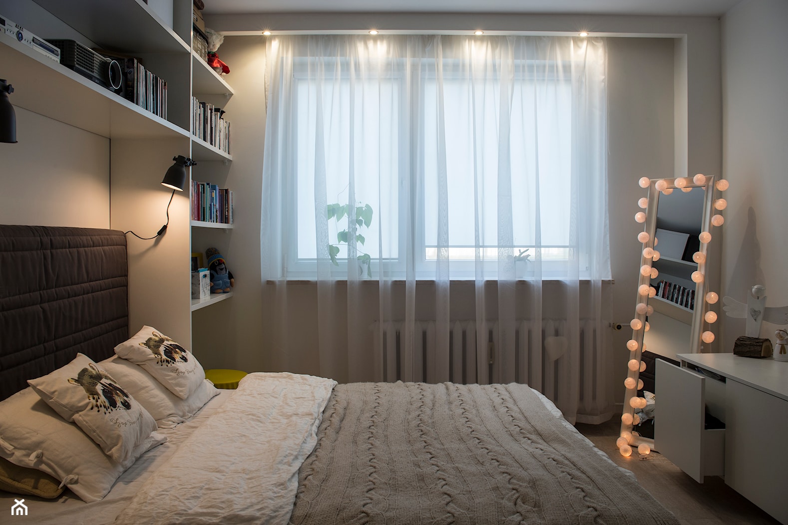 Mieszkanie w bloku - Mała szara z biurkiem sypialnia, styl skandynawski - zdjęcie od Patyna Projekt - Homebook