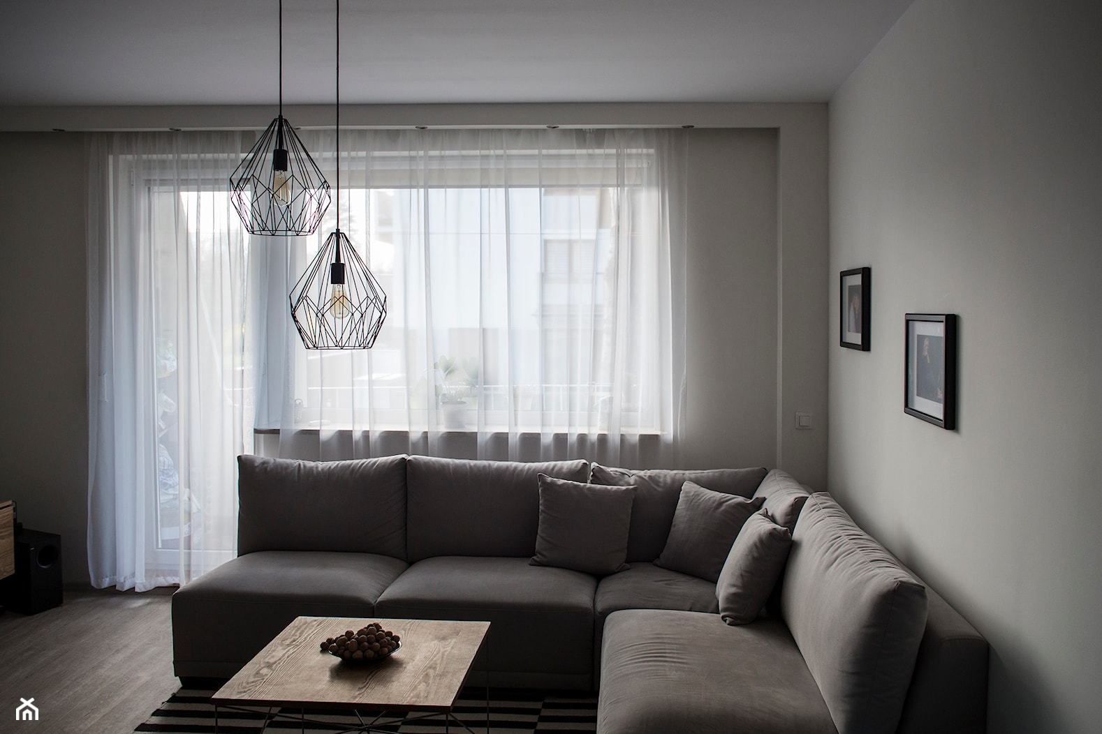 Mieszkanie w bloku - Mały beżowy salon, styl skandynawski - zdjęcie od Patyna Projekt - Homebook