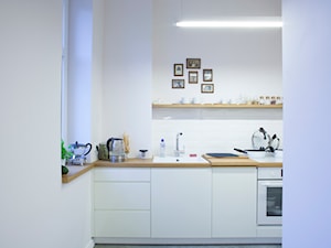 Mieszkanie na miarę - Średnia otwarta biała z zabudowaną lodówką z nablatowym zlewozmywakiem kuchnia w kształcie litery l, styl skandynawski - zdjęcie od Patyna Projekt