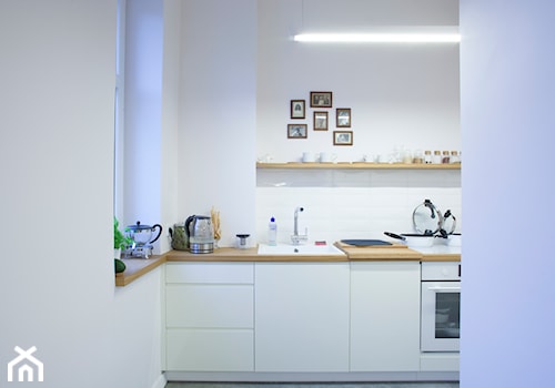 Mieszkanie na miarę - Średnia otwarta biała z zabudowaną lodówką z nablatowym zlewozmywakiem kuchnia w kształcie litery l, styl skandynawski - zdjęcie od Patyna Projekt