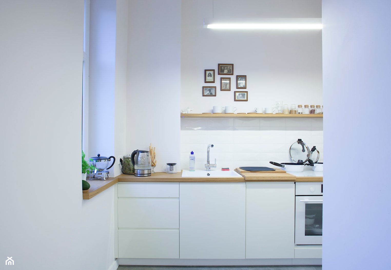Mieszkanie na miarę - Średnia otwarta biała z zabudowaną lodówką z nablatowym zlewozmywakiem kuchnia w kształcie litery l, styl skandynawski - zdjęcie od Patyna Projekt - Homebook