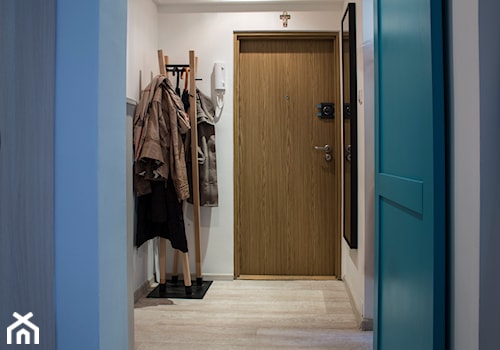Mieszkanie w bloku - Średni z wieszakiem biały hol / przedpokój, styl skandynawski - zdjęcie od Patyna Projekt