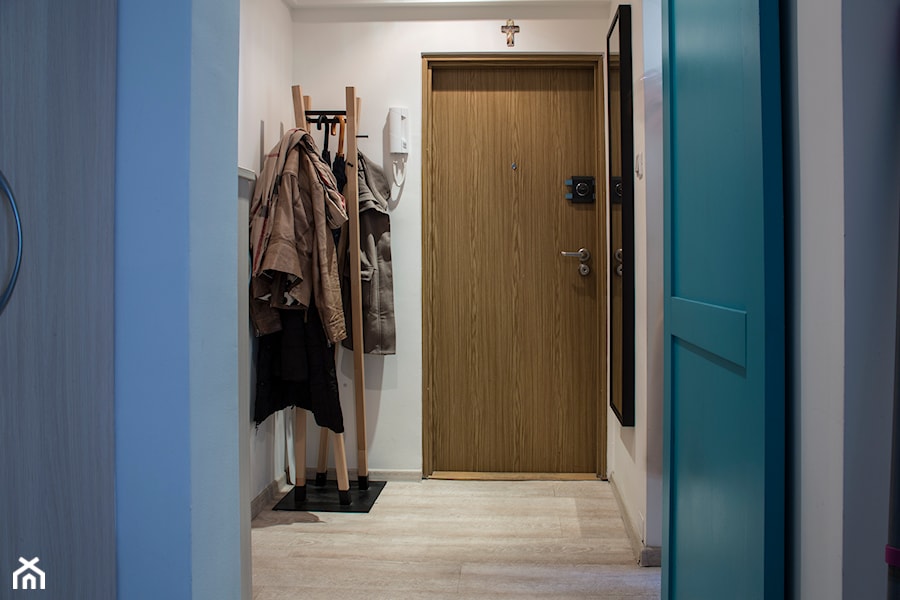 Mieszkanie w bloku - Średni z wieszakiem biały hol / przedpokój, styl skandynawski - zdjęcie od Patyna Projekt