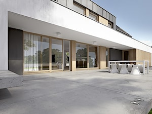 Projekt domu jednorodzinnego w Tulcach - Duże jednopiętrowe nowoczesne domy jednorodzinne murowane z dwuspadowym dachem, styl minimalistyczny - zdjęcie od CONDE konrad idaszewski architekt