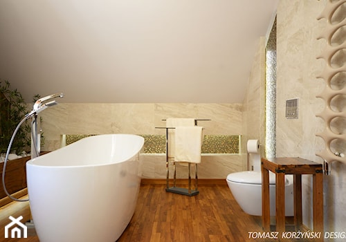 Projekt łazienki drewno teak - Średnia na poddaszu łazienka, styl nowoczesny - zdjęcie od Tomasz Korżyński Design