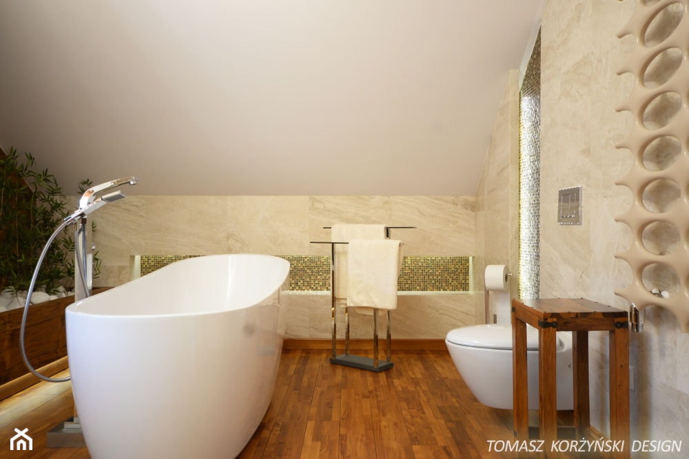 Projekt łazienki drewno teak - Średnia na poddaszu łazienka, styl nowoczesny - zdjęcie od Tomasz Korżyński Design - Homebook