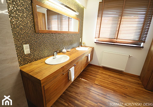 Projekt łazienki drewno teak - Średnia na poddaszu z dwoma umywalkami łazienka z oknem, styl nowoczesny - zdjęcie od Tomasz Korżyński Design