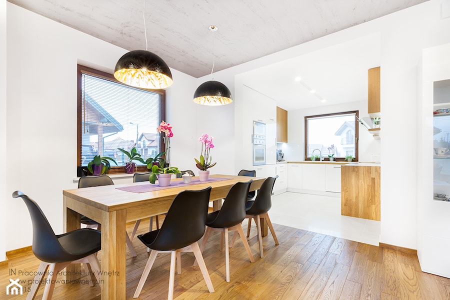 Beton, drewno i biel - Średnia biała jadalnia jako osobne pomieszczenie, styl nowoczesny - zdjęcie od IN projektowanie wnętrz