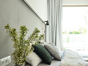 dom jednorodzinny 190m² Warszawa - Mała biała szara sypialnia, styl skandynawski - zdjęcie od OLIVKAdesign