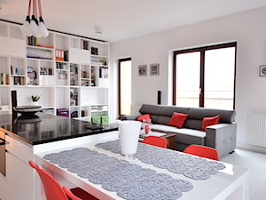 apartament 100m² Józefosław pod Warszawą/2014 - Średnia biała jadalnia w salonie w kuchni, styl nowoczesny - zdjęcie od OLIVKAdesign