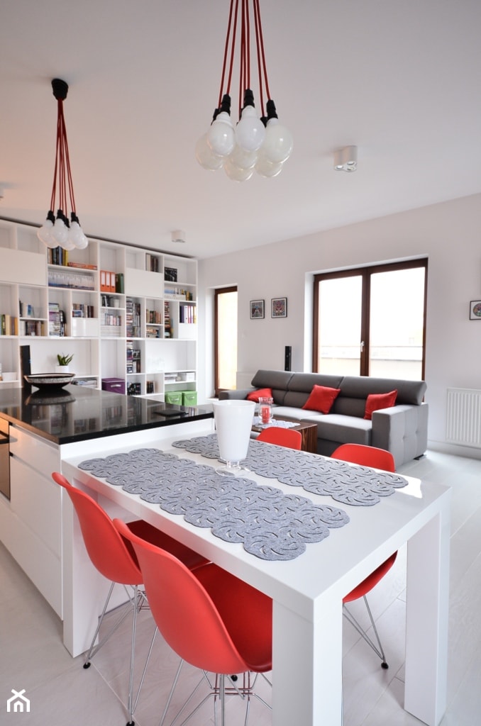 apartament 100m² Józefosław pod Warszawą/2014 - Średnia biała jadalnia w salonie w kuchni, styl nowoczesny - zdjęcie od OLIVKAdesign - Homebook