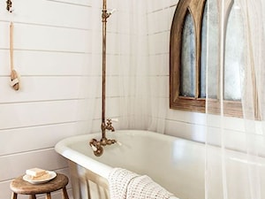 Lustra - Mała z marmurową podłogą łazienka z oknem, styl vintage - zdjęcie od BozenA86