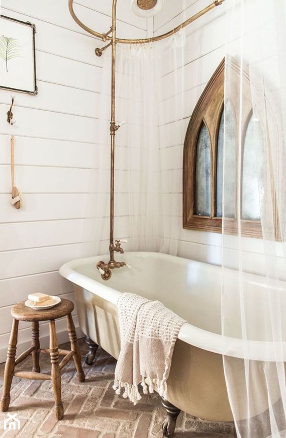 Lustra - Mała z marmurową podłogą łazienka z oknem, styl vintage - zdjęcie od BozenA86