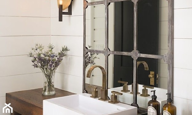 romantyczna łazienka vintage z lustrem w kształcie okna