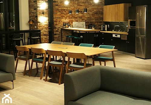 Biuro w domowym stylu - Duża beżowa czarna jadalnia w salonie w kuchni, styl industrialny - zdjęcie od Anna Maria Marszałek Studio Projektowe