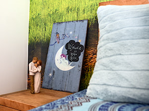 Nowoczesny, sielski domek na wsi - Mała szara sypialnia, styl nowoczesny - zdjęcie od Driada
