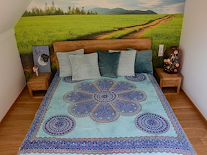 Nowoczesny, sielski domek na wsi - Mała szara sypialnia na poddaszu, styl nowoczesny - zdjęcie od Driada