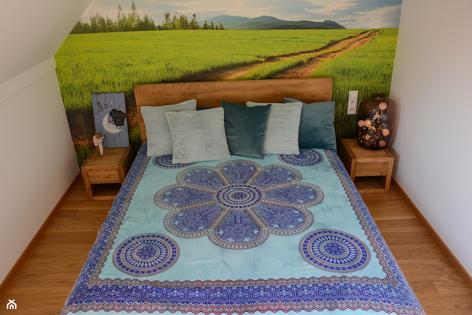 Nowoczesny, sielski domek na wsi - Mała szara sypialnia na poddaszu, styl nowoczesny - zdjęcie od Driada - Homebook