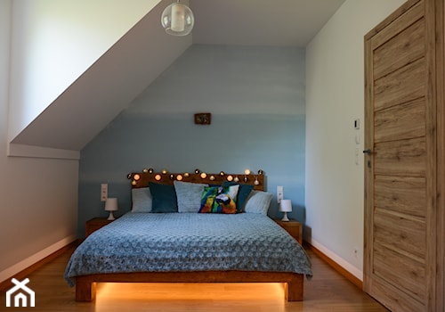 Nowoczesny, sielski domek na wsi - Mała niebieska szara sypialnia na poddaszu, styl nowoczesny - zdjęcie od Driada