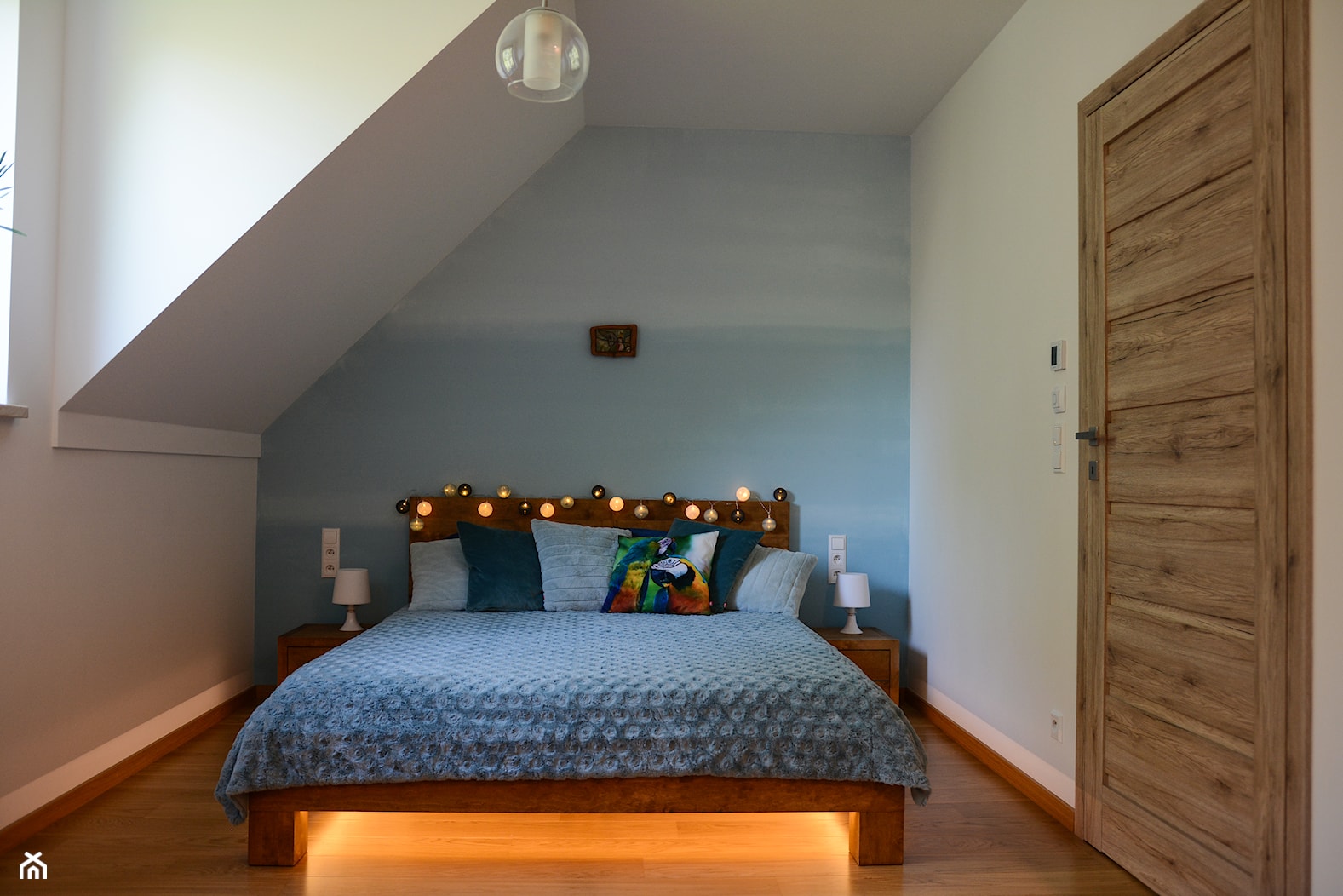 Nowoczesny, sielski domek na wsi - Mała niebieska szara sypialnia na poddaszu, styl nowoczesny - zdjęcie od Driada - Homebook