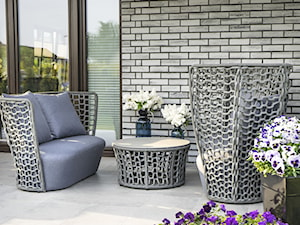 Taras - Średni z meblami ogrodowymi z donicami na kwiaty taras z tyłu domu, styl glamour - zdjęcie od Doram Design