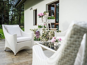 Taras - Średni z meblami ogrodowymi z donicami na kwiaty taras z tyłu domu, styl nowoczesny - zdjęcie od Doram Design