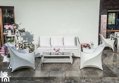 Taras - Duży z meblami ogrodowymi z donicami na kwiaty taras z tyłu domu, styl nowoczesny - zdjęcie od Doram Design